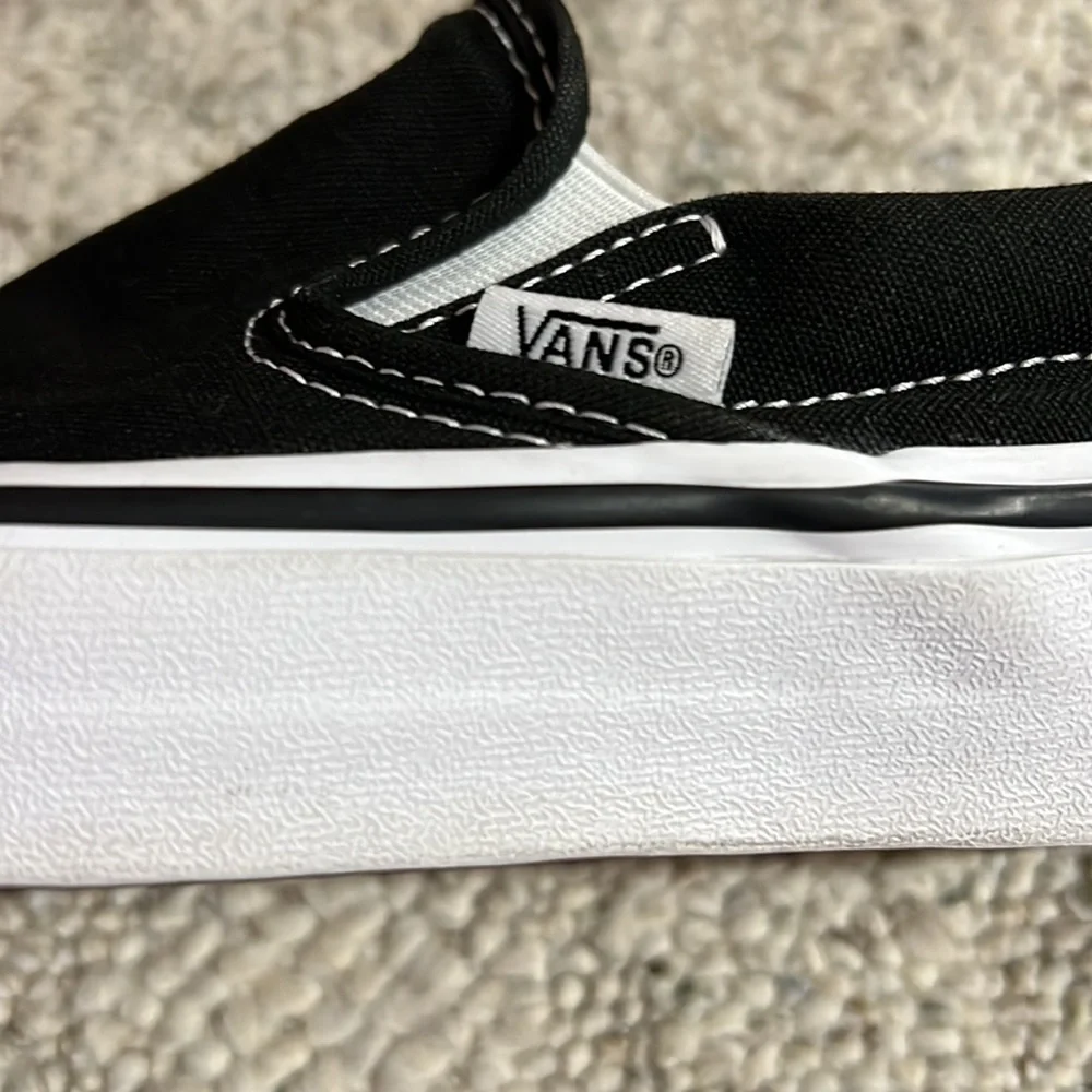Black Vans Classic Slip-On - Picture 9 of 11